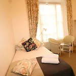 Fabulous Split Level Studio Hyde Park H3