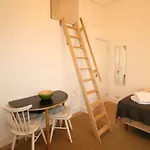 Fabulous Split Level Studio Hyde Park H3