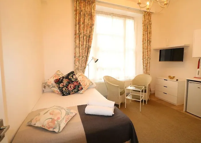 Fabulous Split Level Studio Hyde Park H3