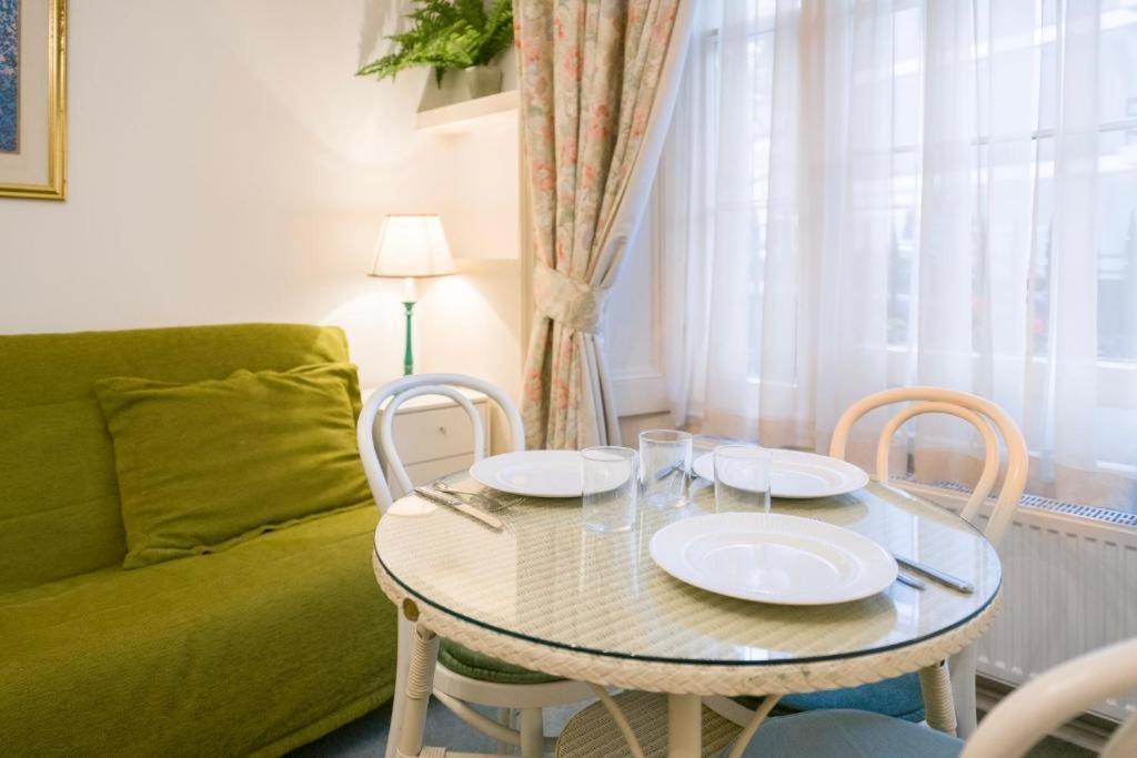 Fabulous Split Level Studio Hyde Park H3 *