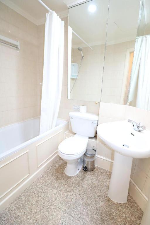 Fabulous Split Level Studio Hyde Park H3