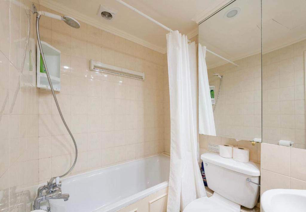 Fabulous Split Level Studio Hyde Park H3 *
