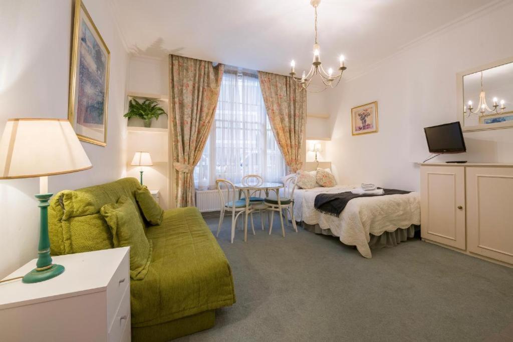 Fabulous Split Level Studio Hyde Park H3