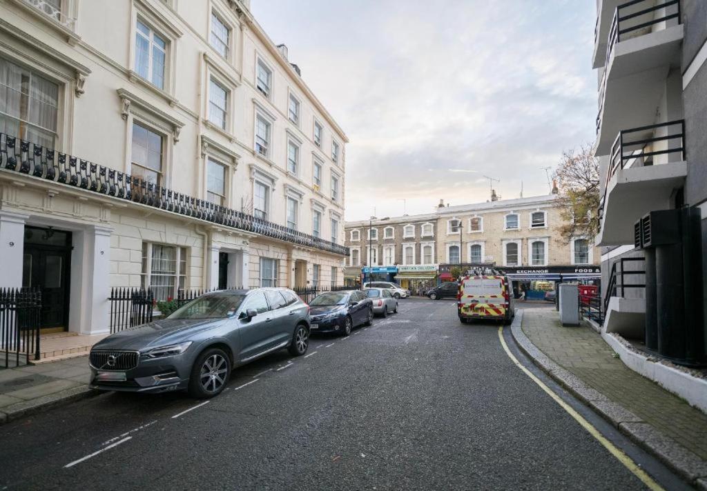 Fabulous Split Level Studio Hyde Park H3