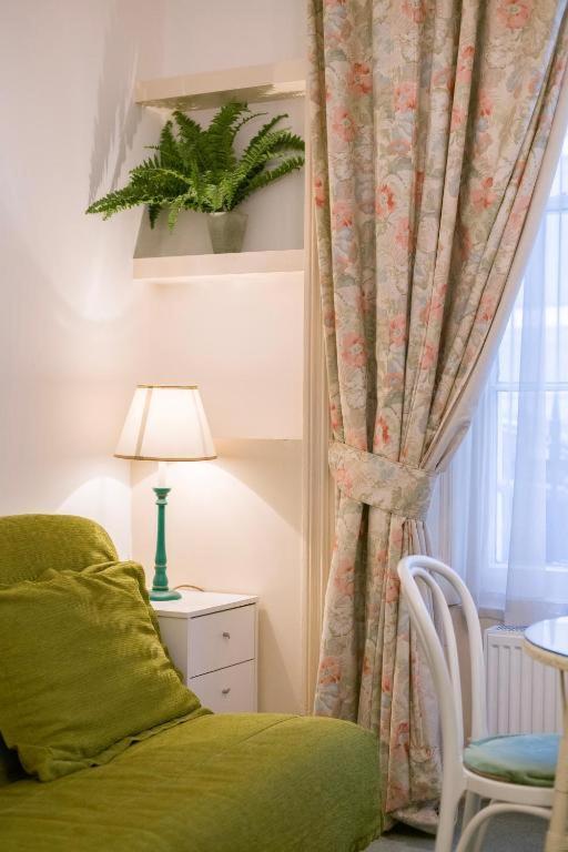 Fabulous Split Level Studio Hyde Park H3
