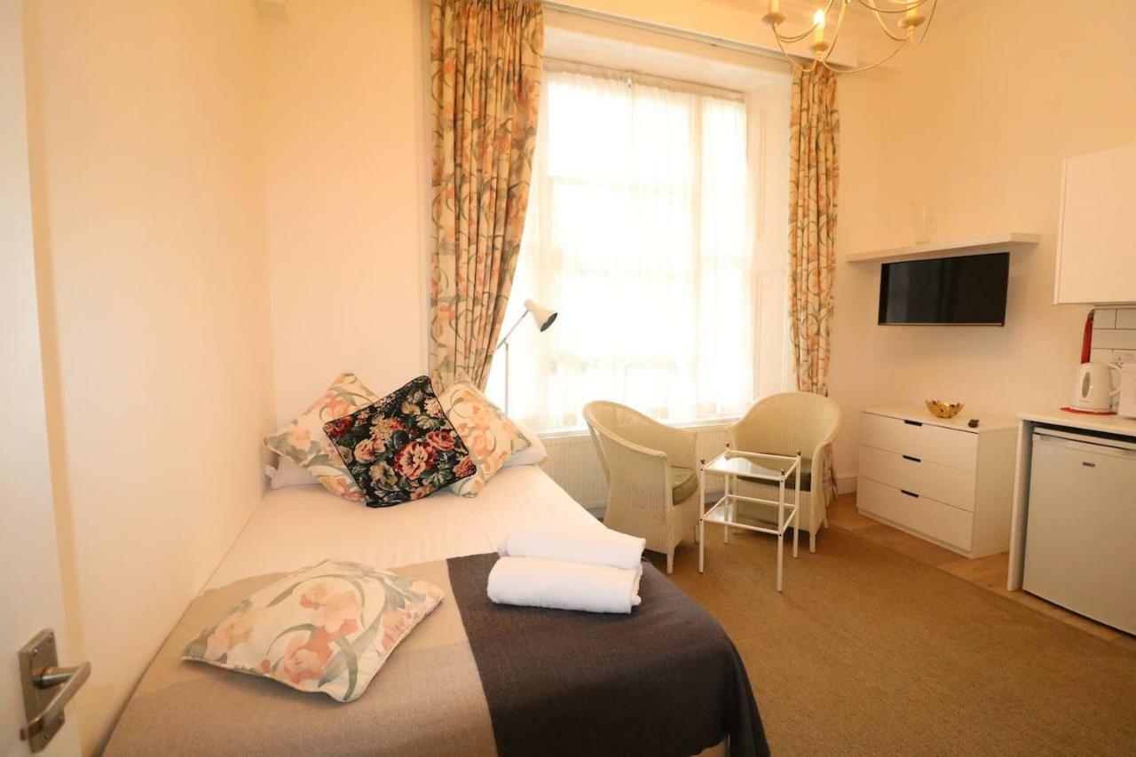 Fabulous Split Level Studio Hyde Park H3