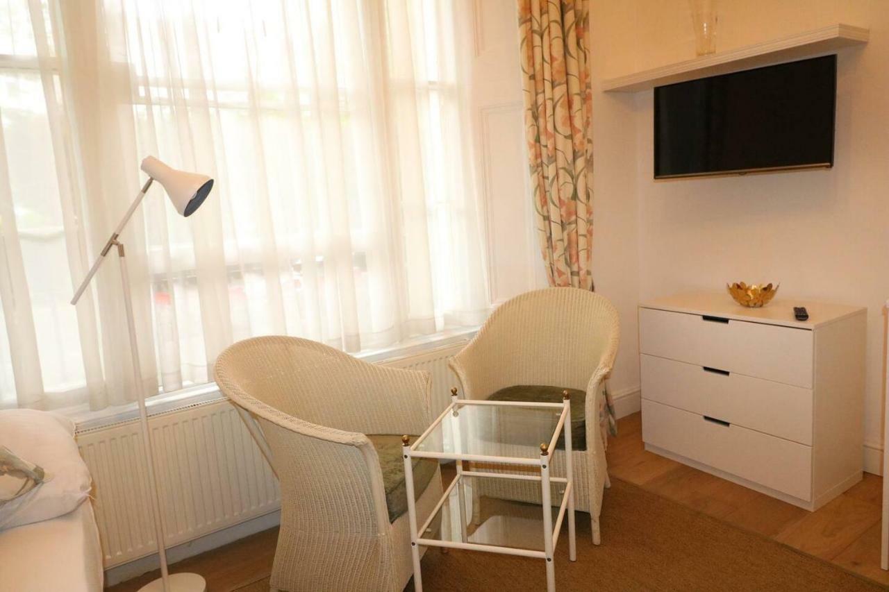 Fabulous Split Level Studio Hyde Park H3